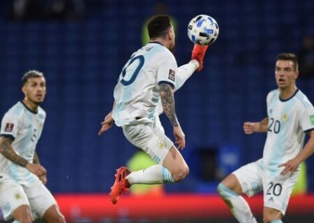 کنترل توپ فضایی مسی در دیدار مقابل پاراگوئه