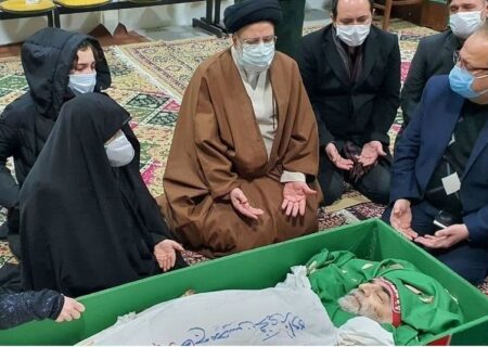 عکس جنازه شهید فخری زاده با صورت باز مقابل رییس قوه قضاییه