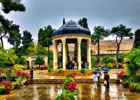 ماجرای شکستن شیشه محافظ قبر حافظ + عکس