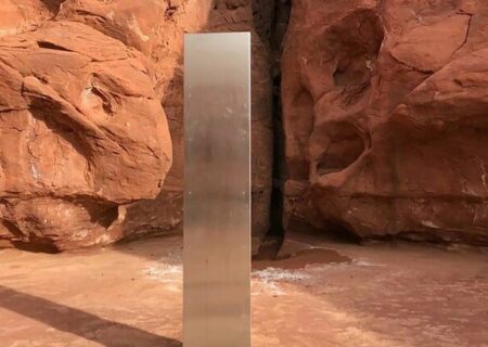 ستون‌های فلزی اسرارآمیز؛ یک شوخی هنری با چاشنی فرازمینی!