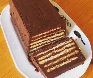 “کیک یخچالی” ساده خانگی را به آسانی تهیه کنید