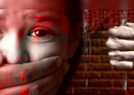 تجاوز به دختر سرایدار پشت درختان کارخانه / او فقط التماس می کرد